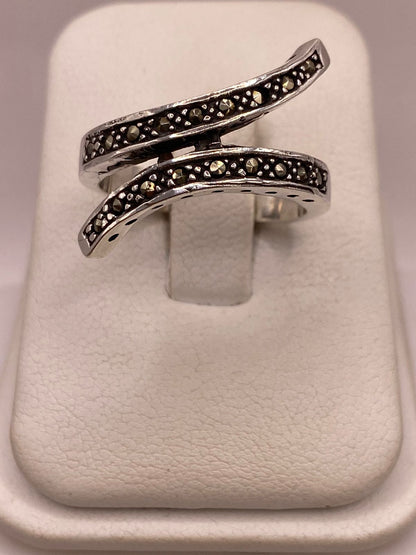 Anillo Envolvente Vintage con Marquesitas en Plata Ley 925 — detalle de acabado