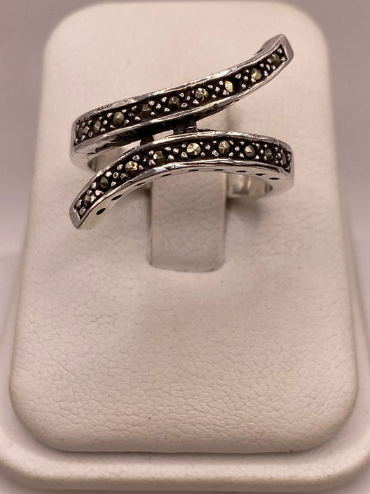 Anillo Envolvente Vintage con Marquesitas en Plata Ley 925 — detalle de acabado