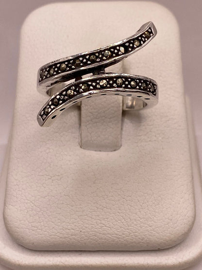 Anillo Envolvente Vintage con Marquesitas en Plata Ley 925, vista de detalle