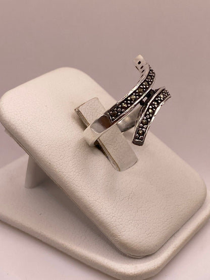Anillo Envolvente Vintage con Marquesitas en Plata Ley 925, vista lateral