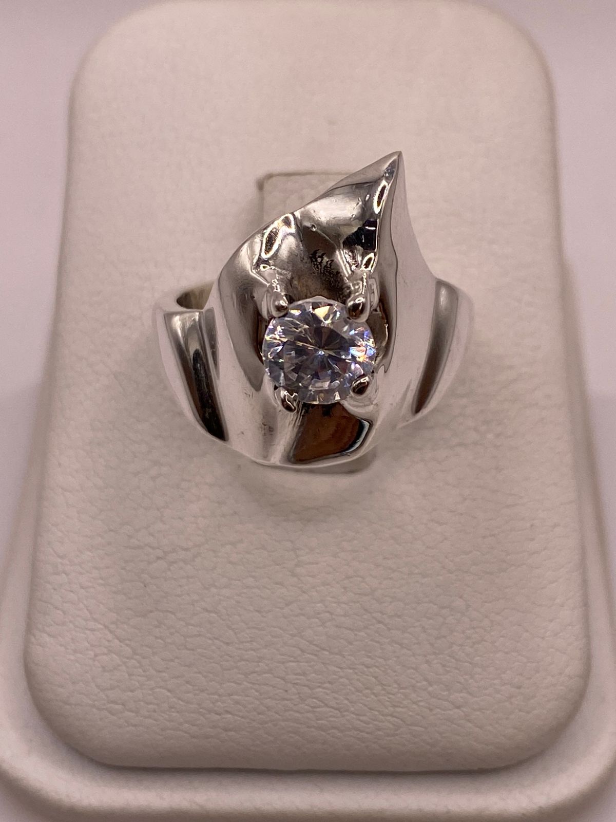 Anillo Escultórico Moderno con Zirconia Brillante en Plata Ley 925
