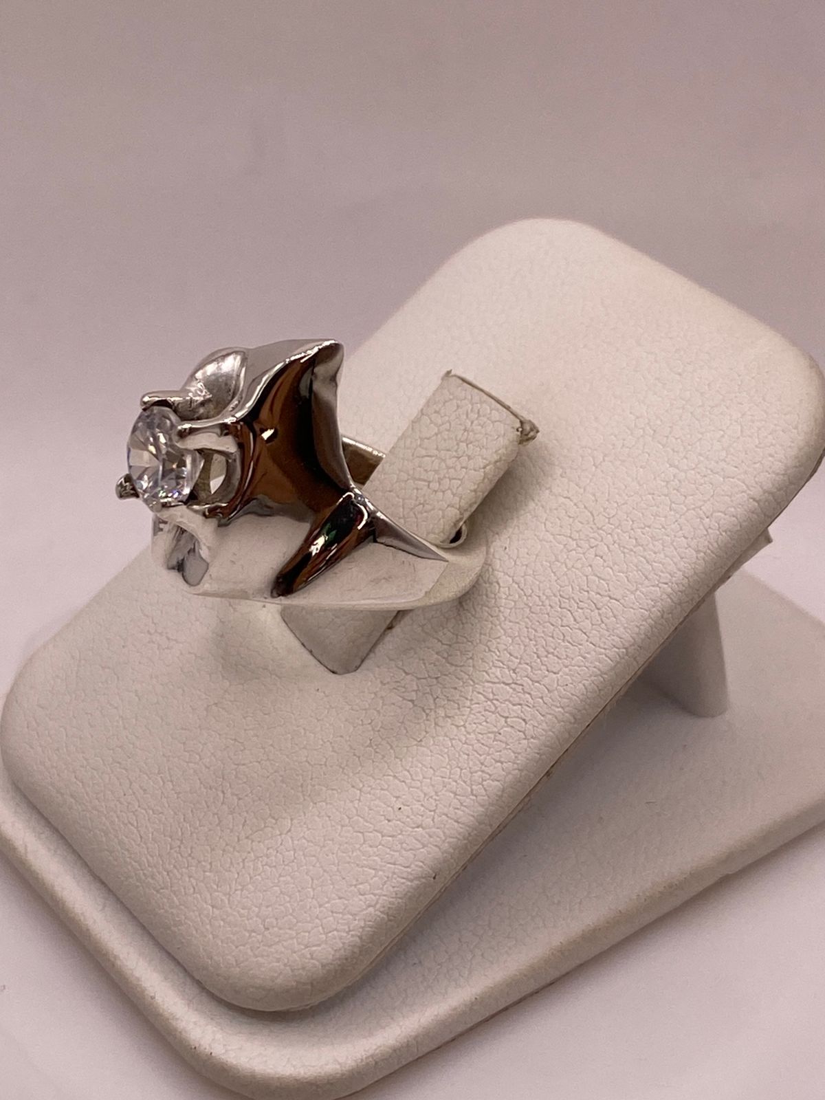 Anillo Escultórico Moderno con Zirconia Brillante en Plata Ley 925
