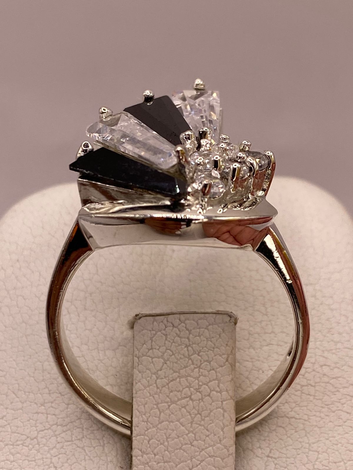 Anillo Escultural de Plata 925 con Zirconias Blancas y Negras