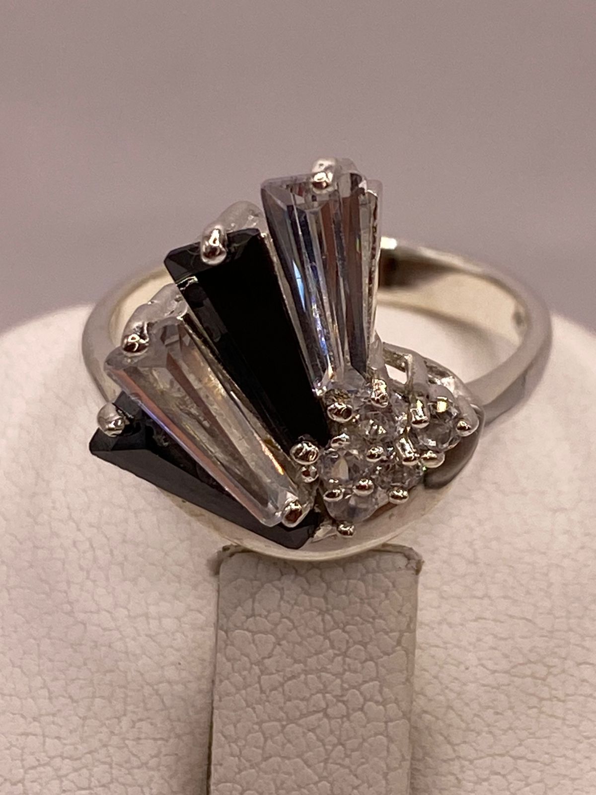 Anillo Escultural de Plata 925 con Zirconias Blancas y Negras