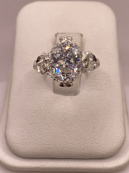 Anillo Estilo Princesa en Plata Ley 925 con Zirconia 💍👑 — ángulo diagonal