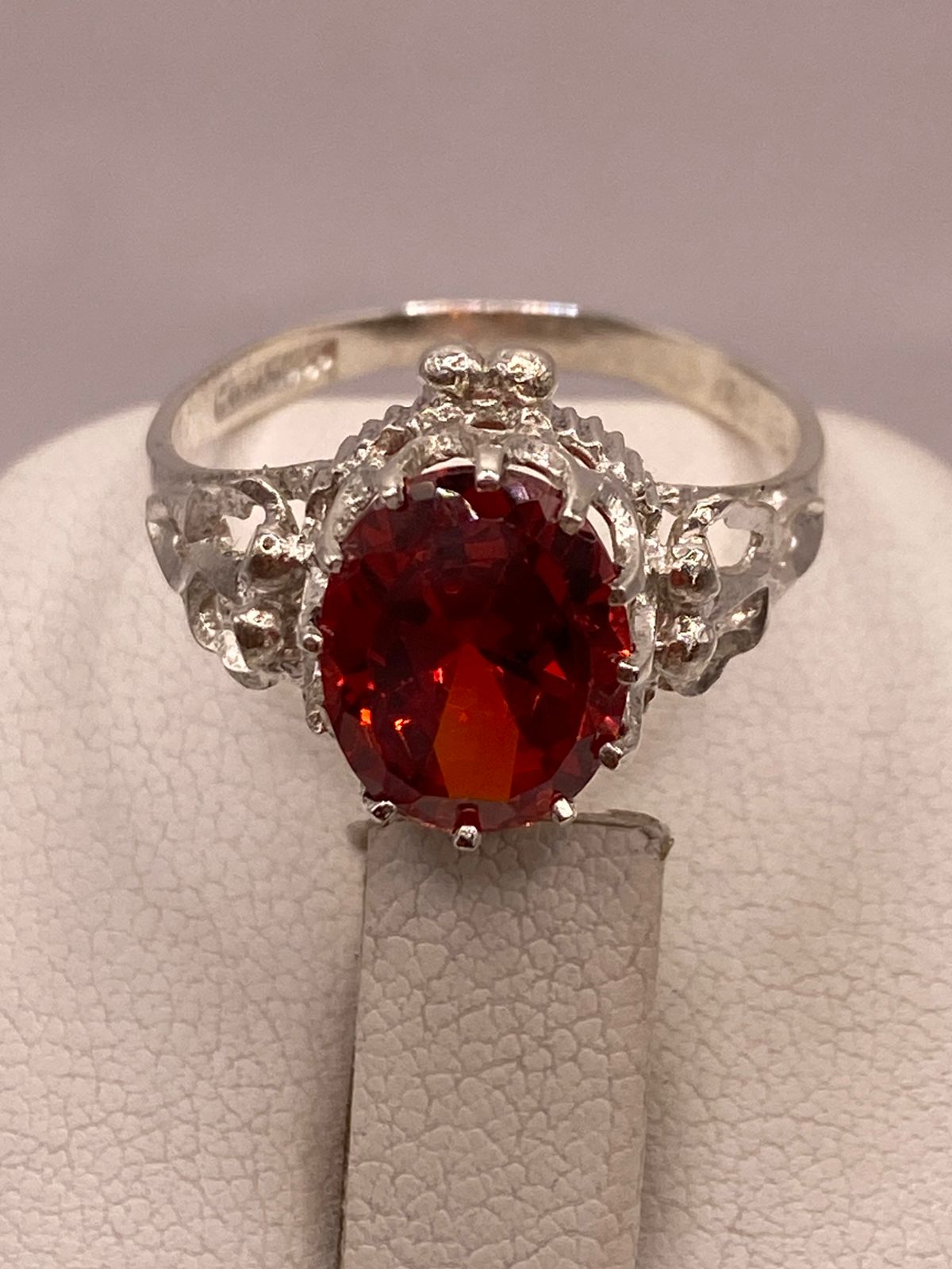 Anillo Estilo Princesa con Zirconia Roja en Plata Ley 925