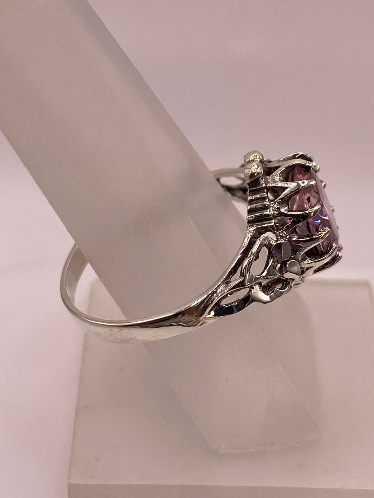 Anillo Estilo Princesa con Zirconia Rosa en Plata Ley .925