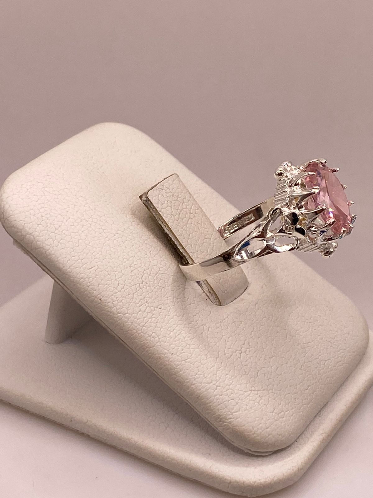 Anillo Estilo Princesa con Zirconia Rosa en Plata Ley 925