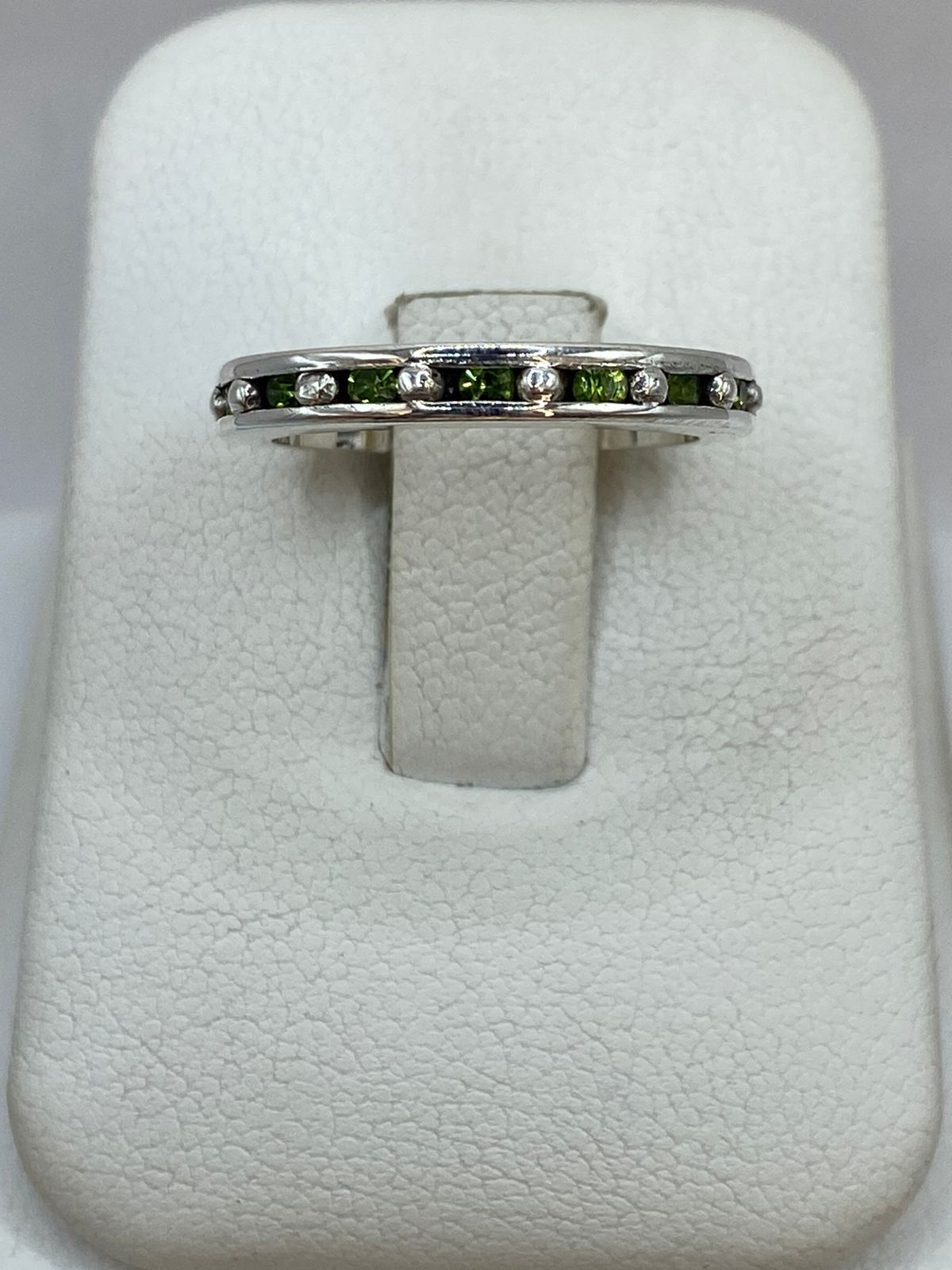 Anillo Eternity con Zirconia Verde Claro en Plata 925