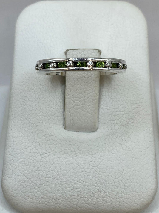 ANILLO ETERNITY CON ZIRCONIA VERDE CLARO  EN PLATA 925
