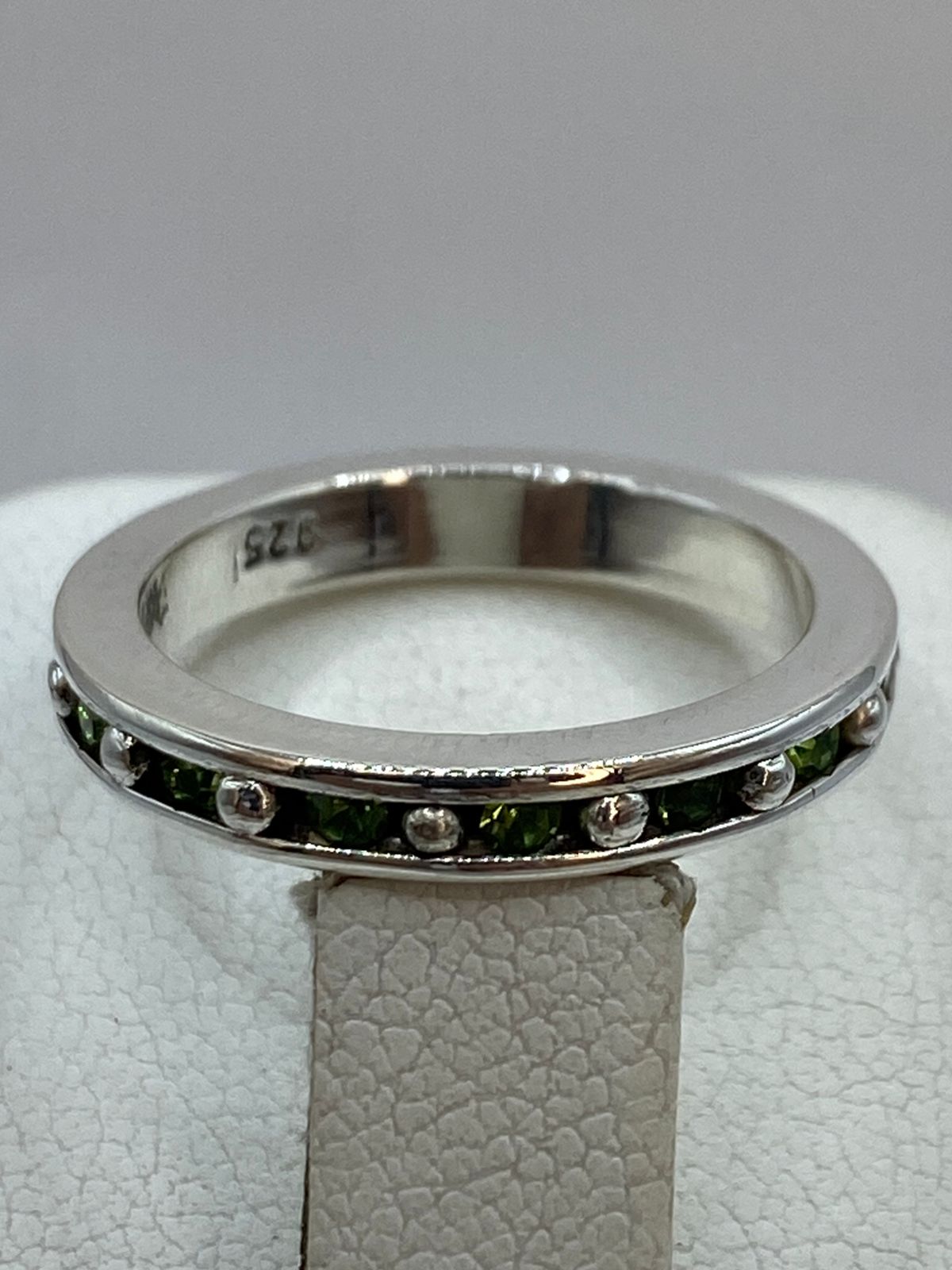 Anillo Eternity con Zirconia Verde Claro en Plata 925
