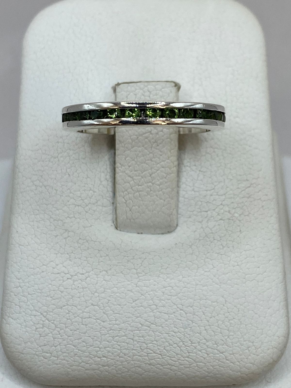 Anillo Eternity con Zirconia Verde en Plata 925
