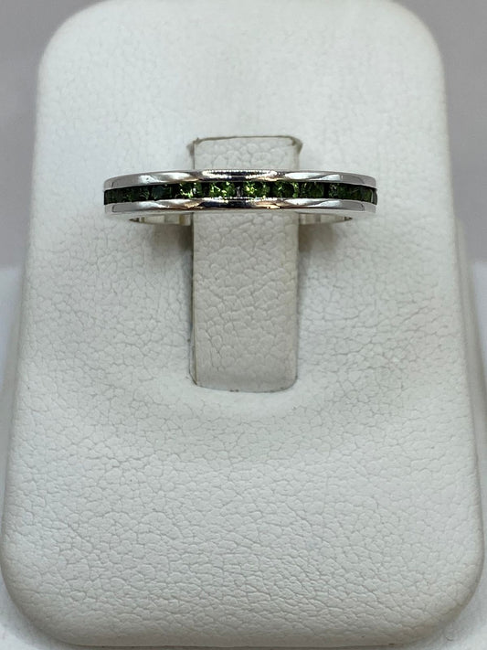 ANILLO ETERNITY CON ZIRCONIA VERDE EN PLATA 925