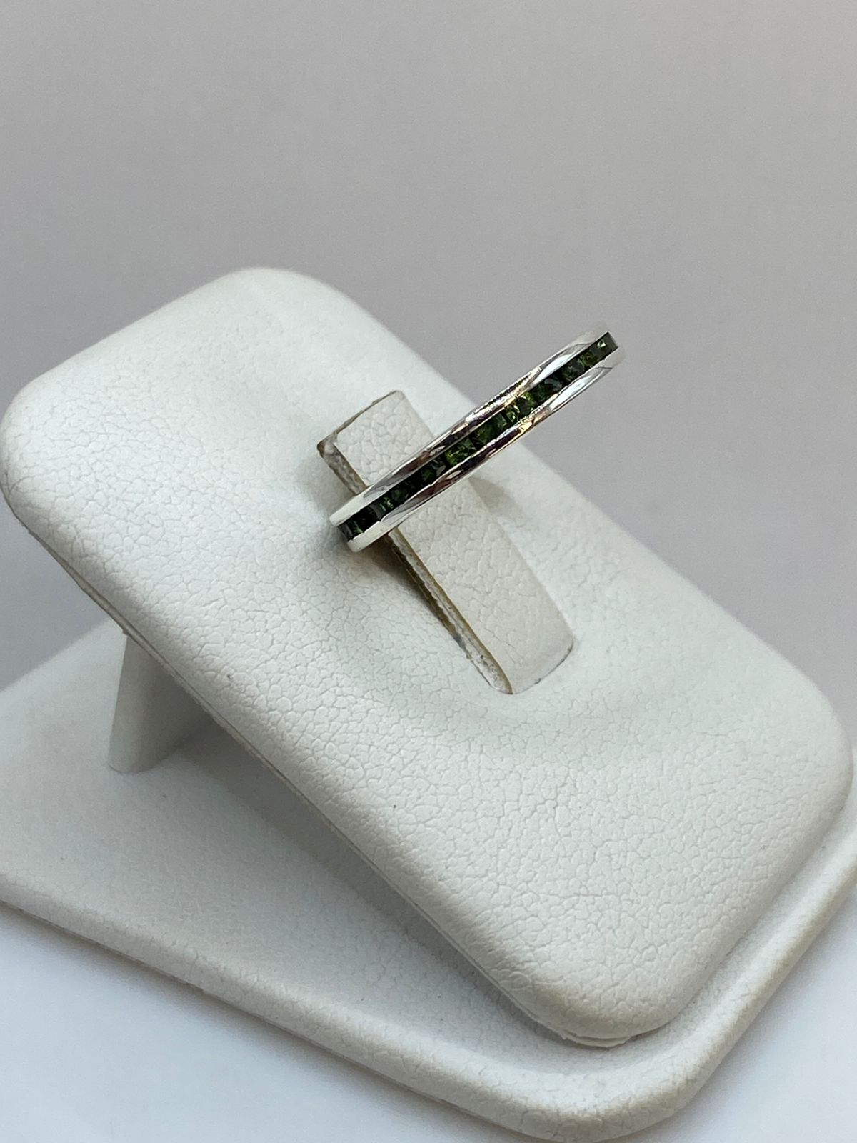 Anillo Eternity con Zirconia Verde en Plata 925