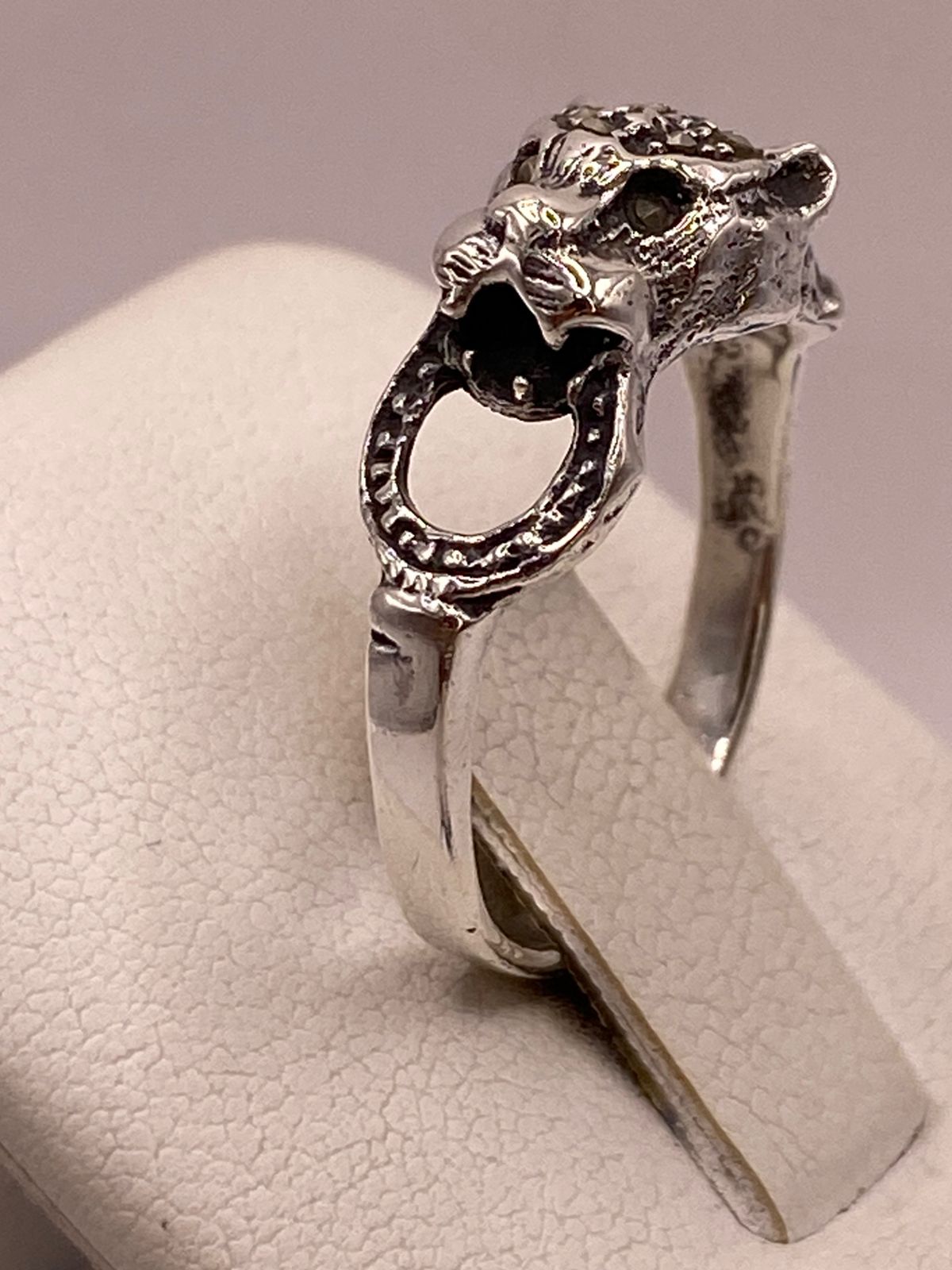 Anillo Felino Vintage con Marquesitas en Plata Ley 925 en báscula mostrando peso
