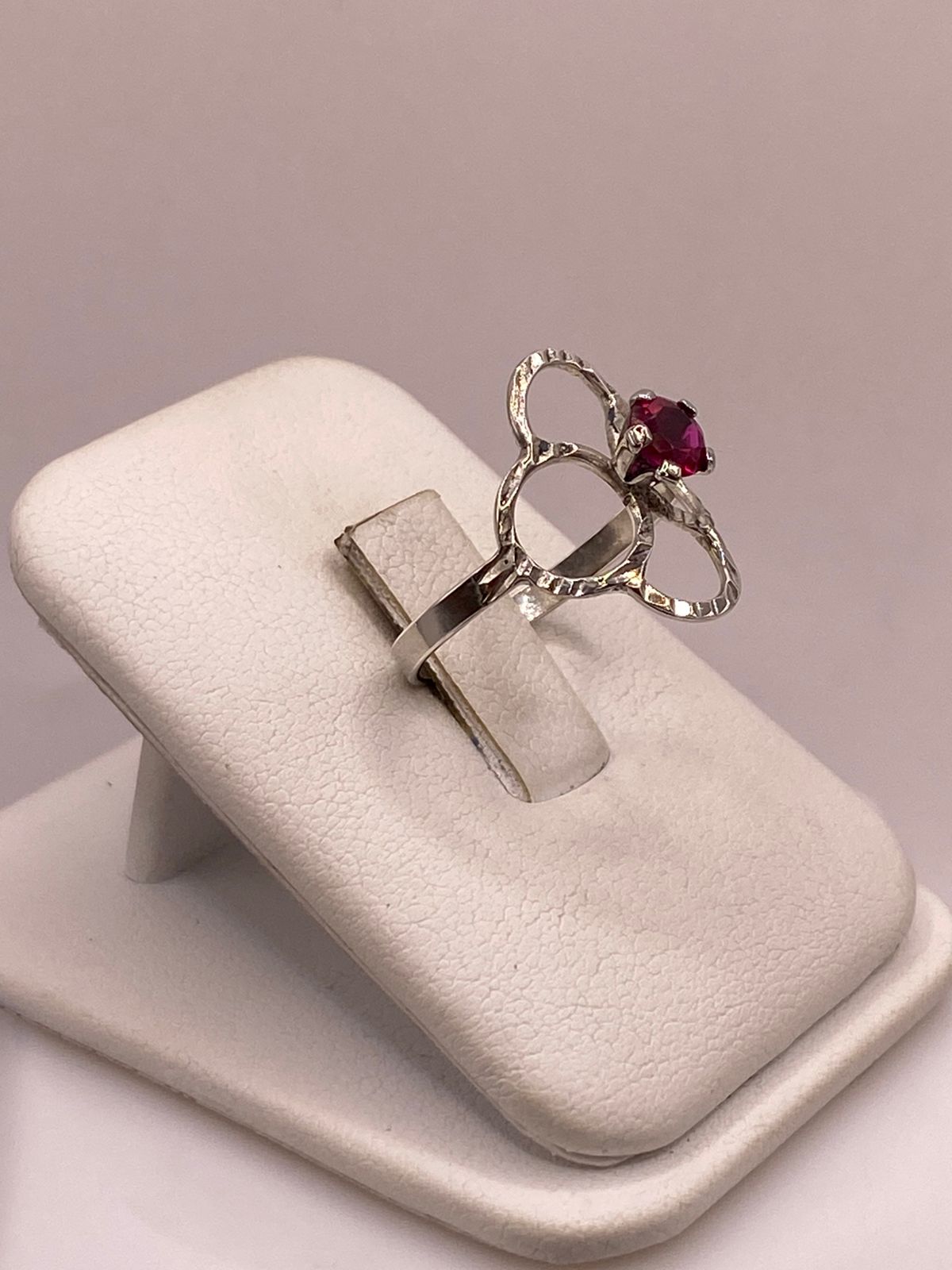 Anillo Flor Moderna con Piedra Roja en Plata 925