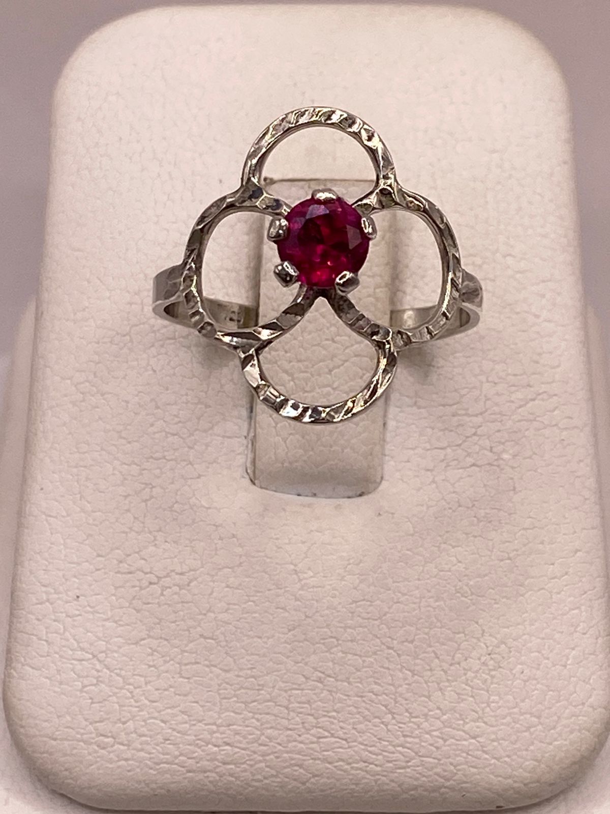 Anillo Flor Moderna con Piedra Roja en Plata 925