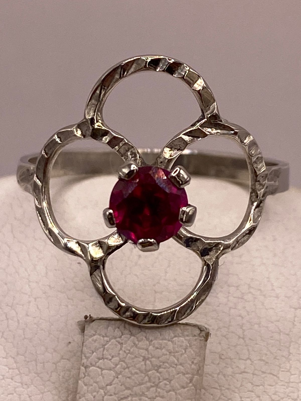 Anillo Flor Moderna con Piedra Roja en Plata 925