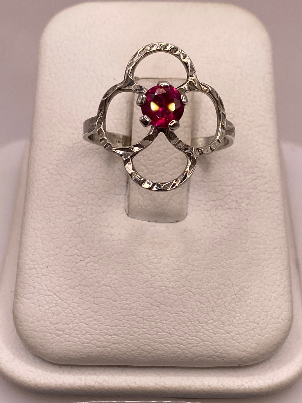 Anillo Flor Moderna con Piedra Roja en Plata 925