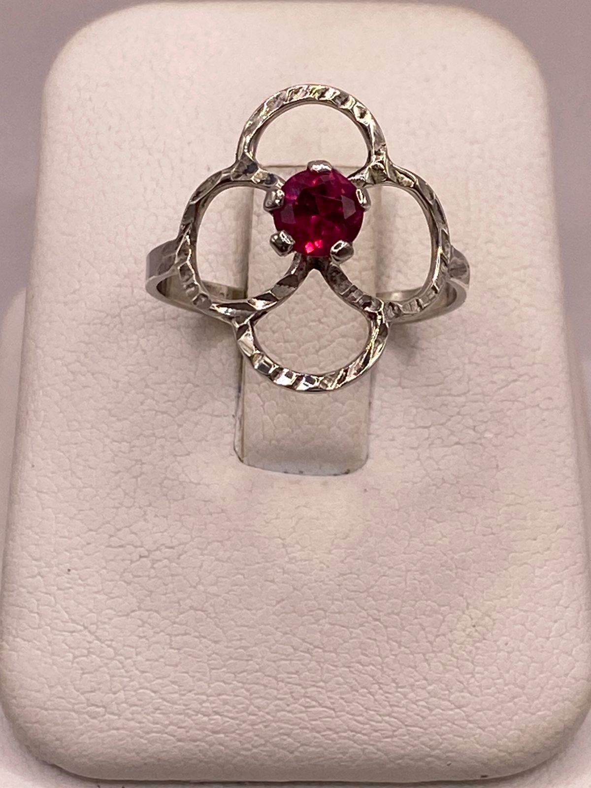Anillo Flor Moderna con Piedra Roja en Plata 925