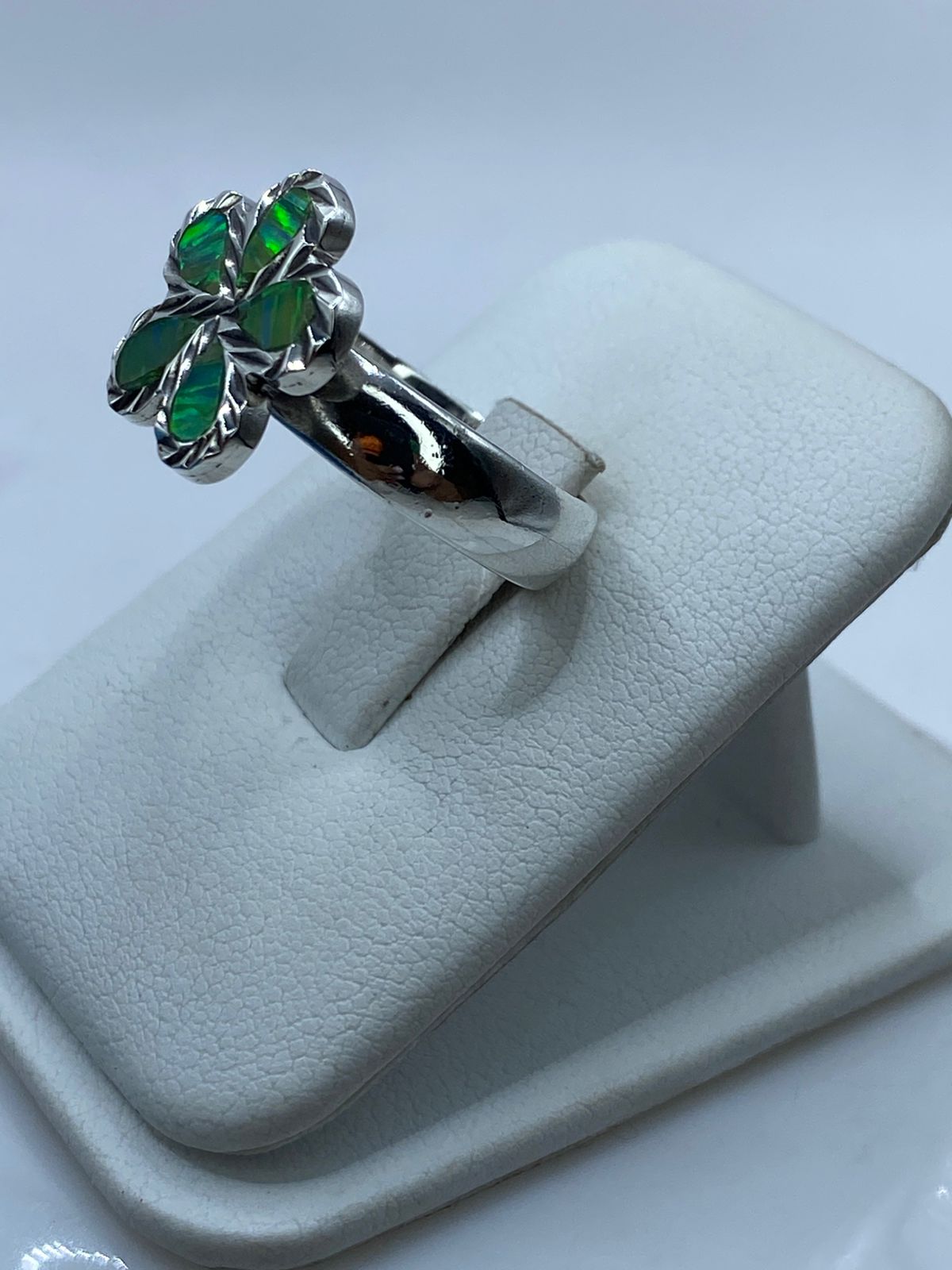 Anillo Flor de Plata .950 con Ópalo de Fuego