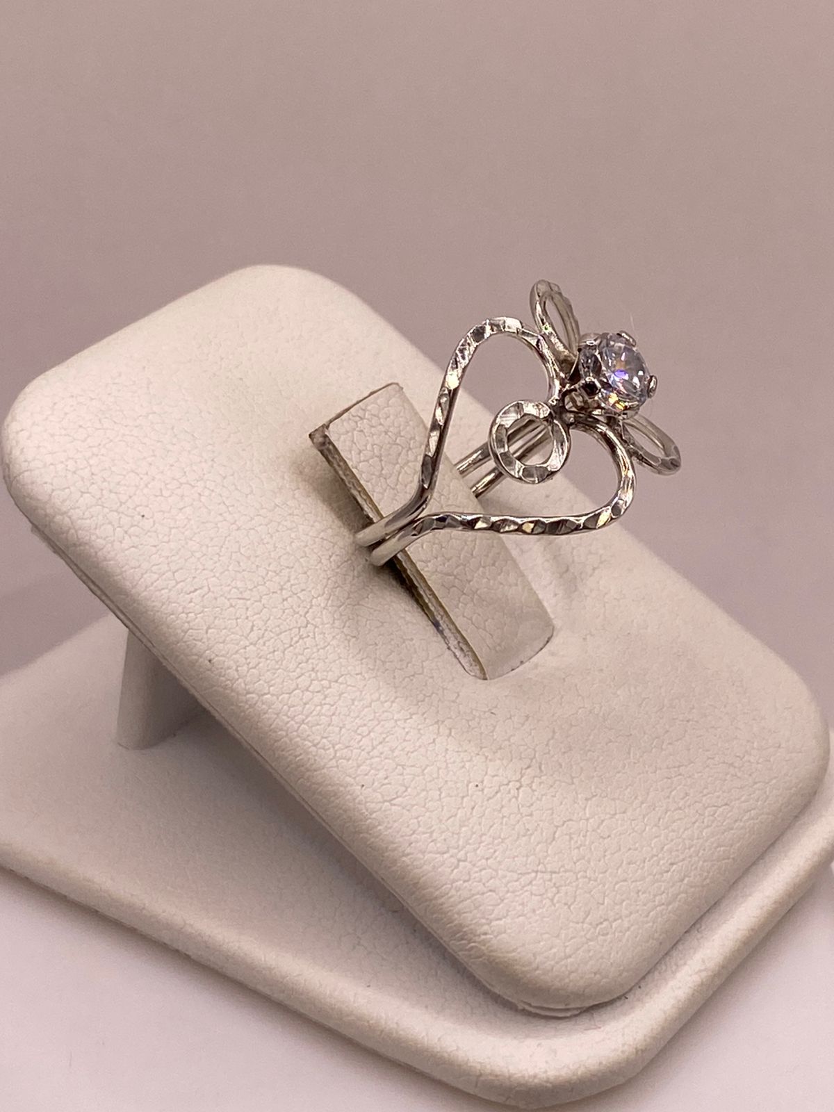 Anillo Floral Abstracto con Zirconia en Plata Ley 925