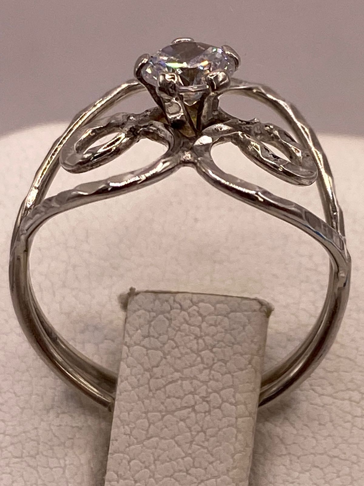 Anillo Floral Abstracto con Zirconia en Plata Ley 925