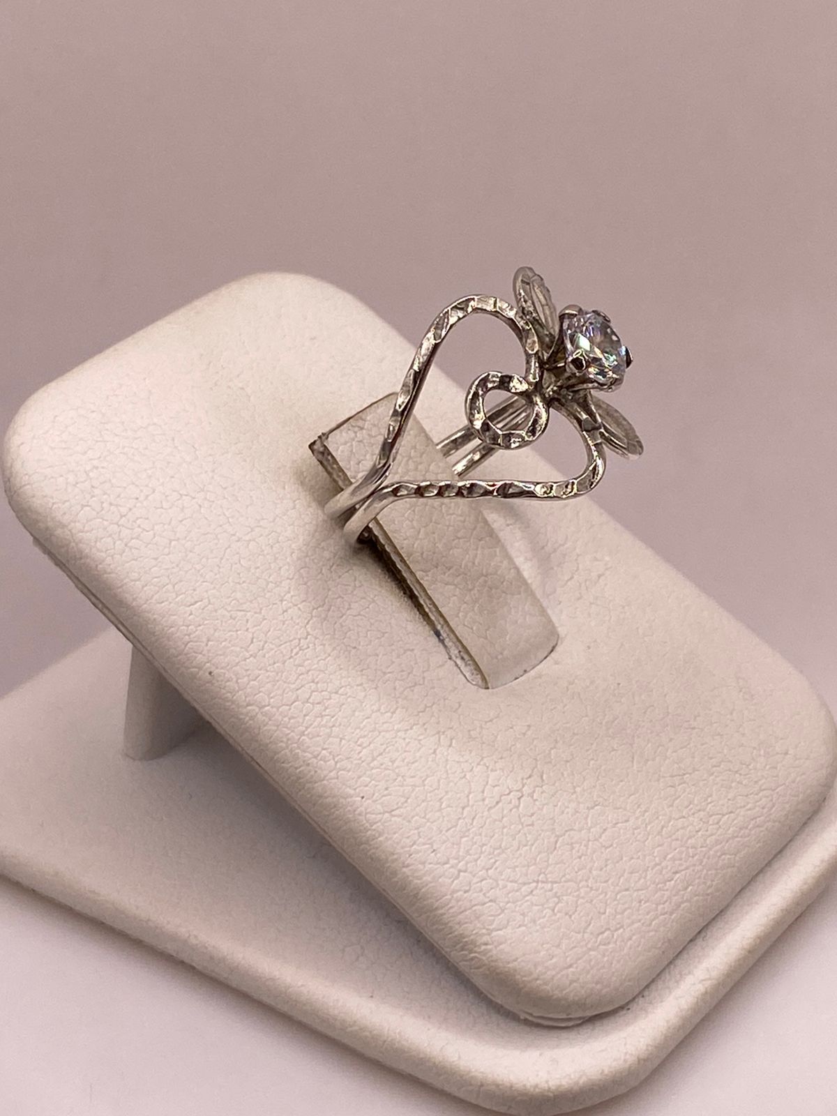 Anillo Floral Abstracto con Zirconia en Plata 925