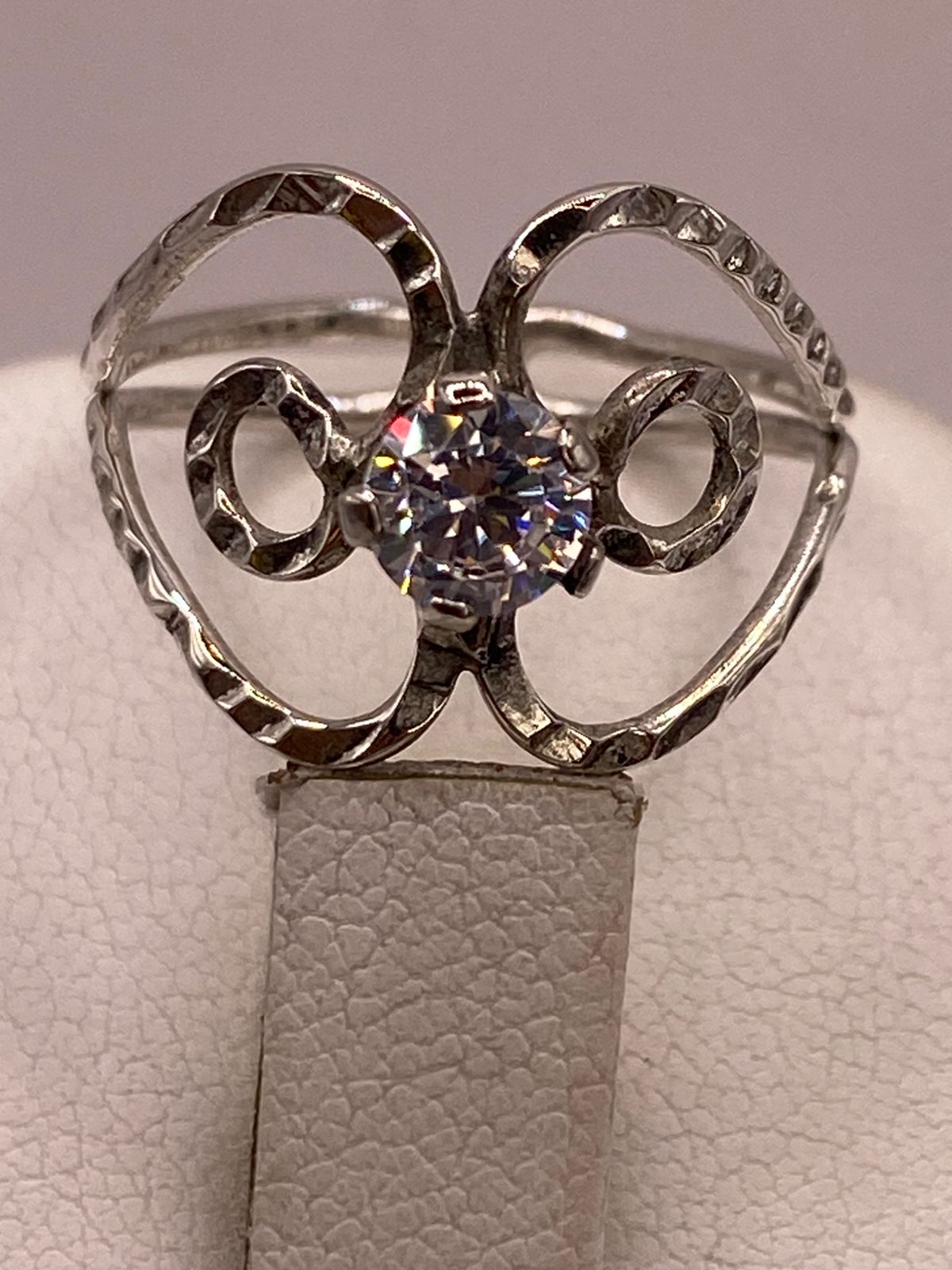 Anillo Floral Abstracto con Zirconia en Plata 925