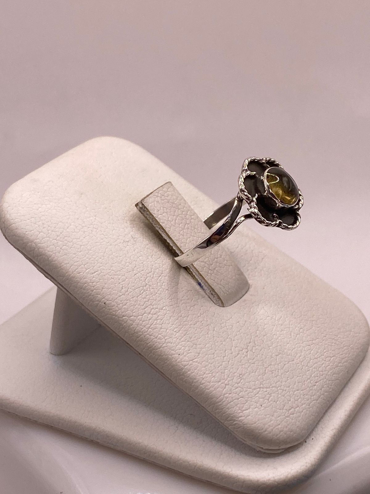 ANILLO FLORAL ARTESANAL DE PLATA LEY 925 CON ÁMBAR AHUMADO