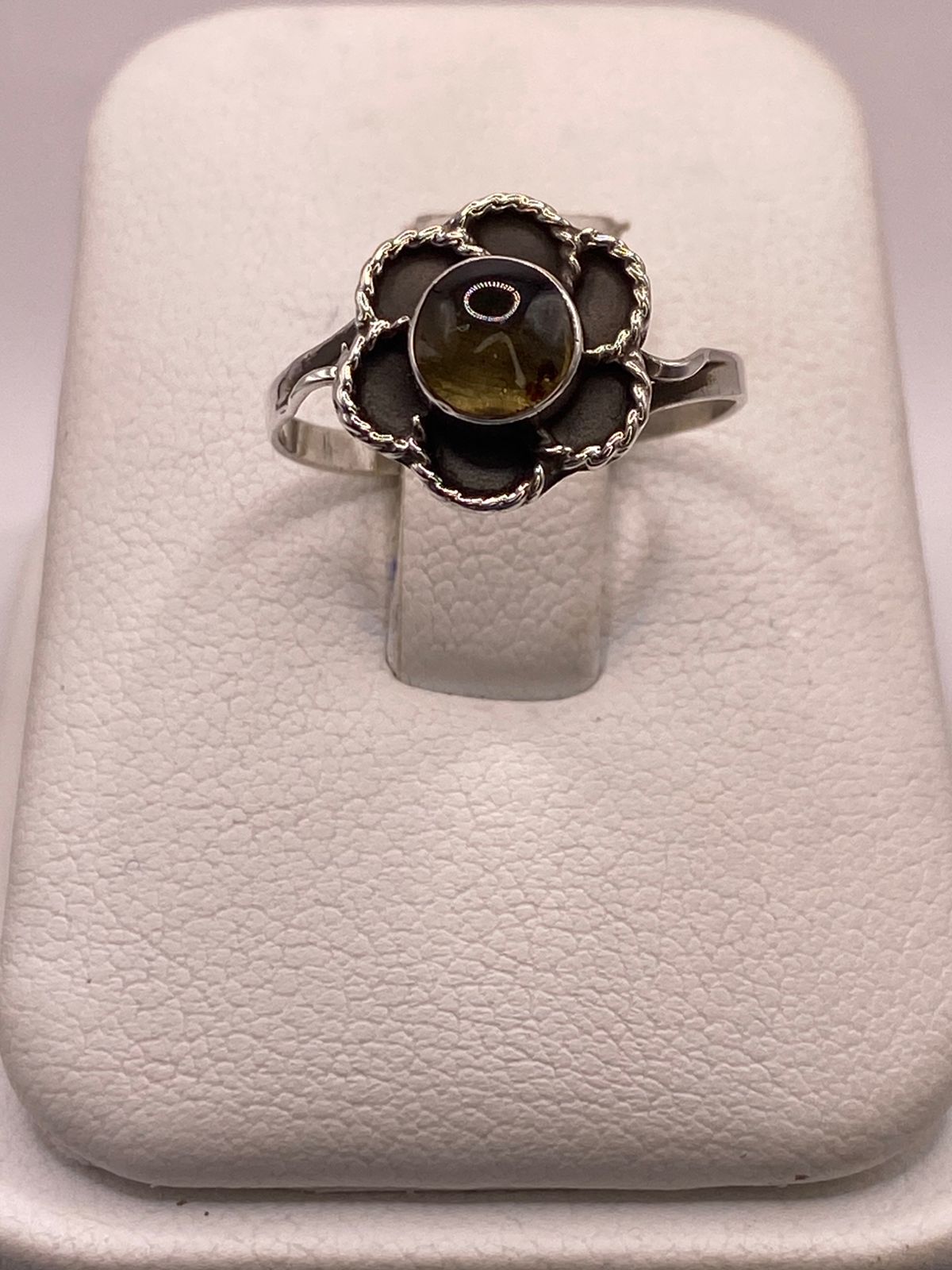 ANILLO FLORAL ARTESANAL DE PLATA LEY 925 CON ÁMBAR AHUMADO