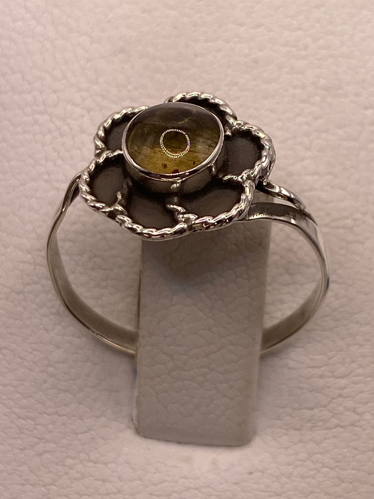 ANILLO FLORAL ARTESANAL DE PLATA LEY 925 CON ÁMBAR AHUMADO