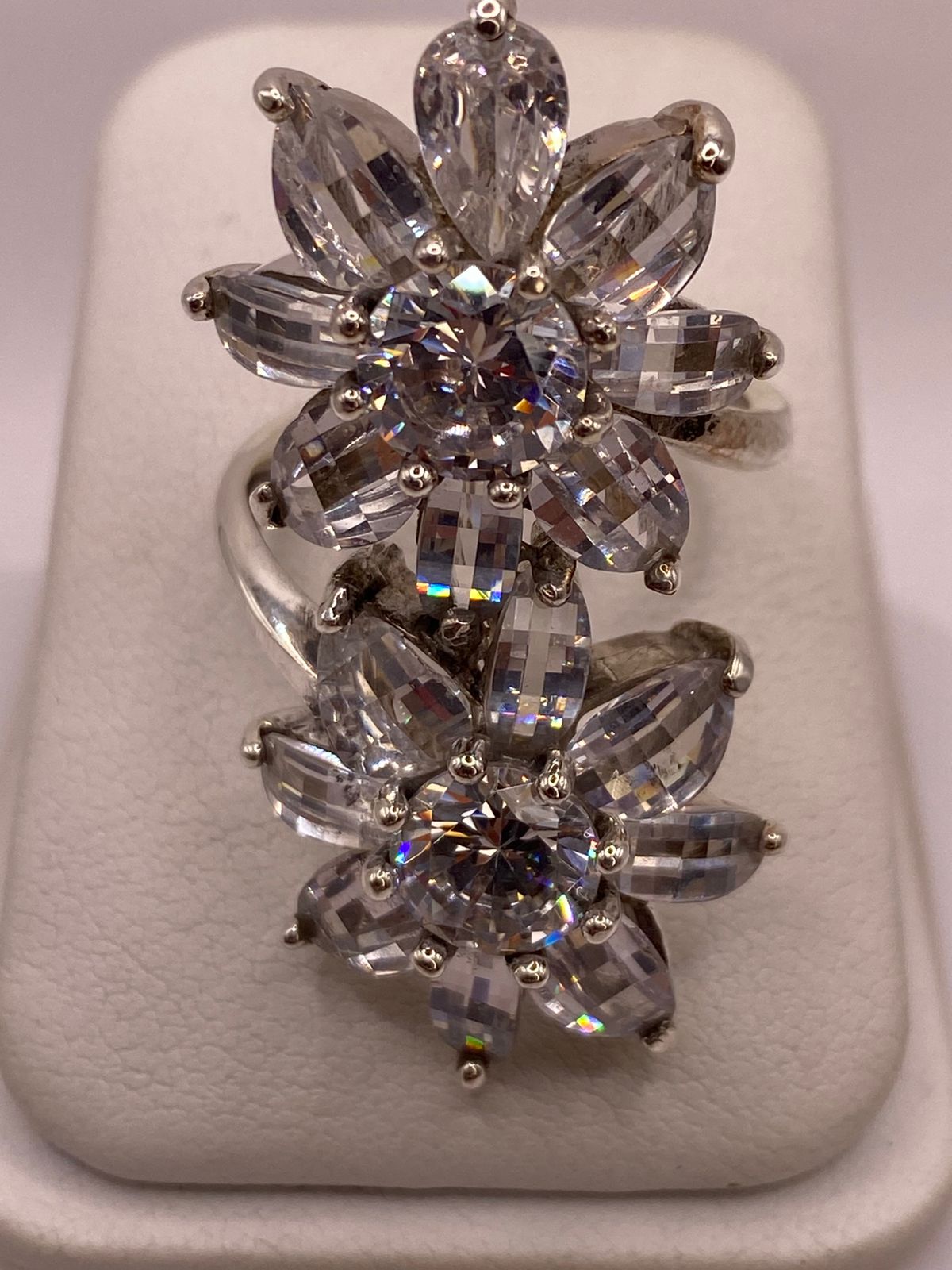 Anillo Floral Elegante con Zirconias Brillantes en Plata Ley 925 en báscula mostrando peso