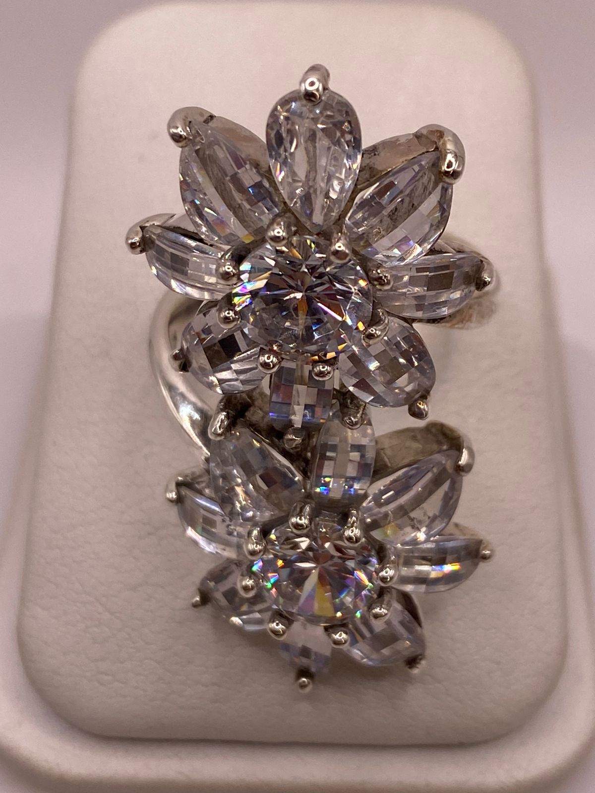 Anillo Floral Elegante con Zirconias Brillantes en Plata Ley 925
