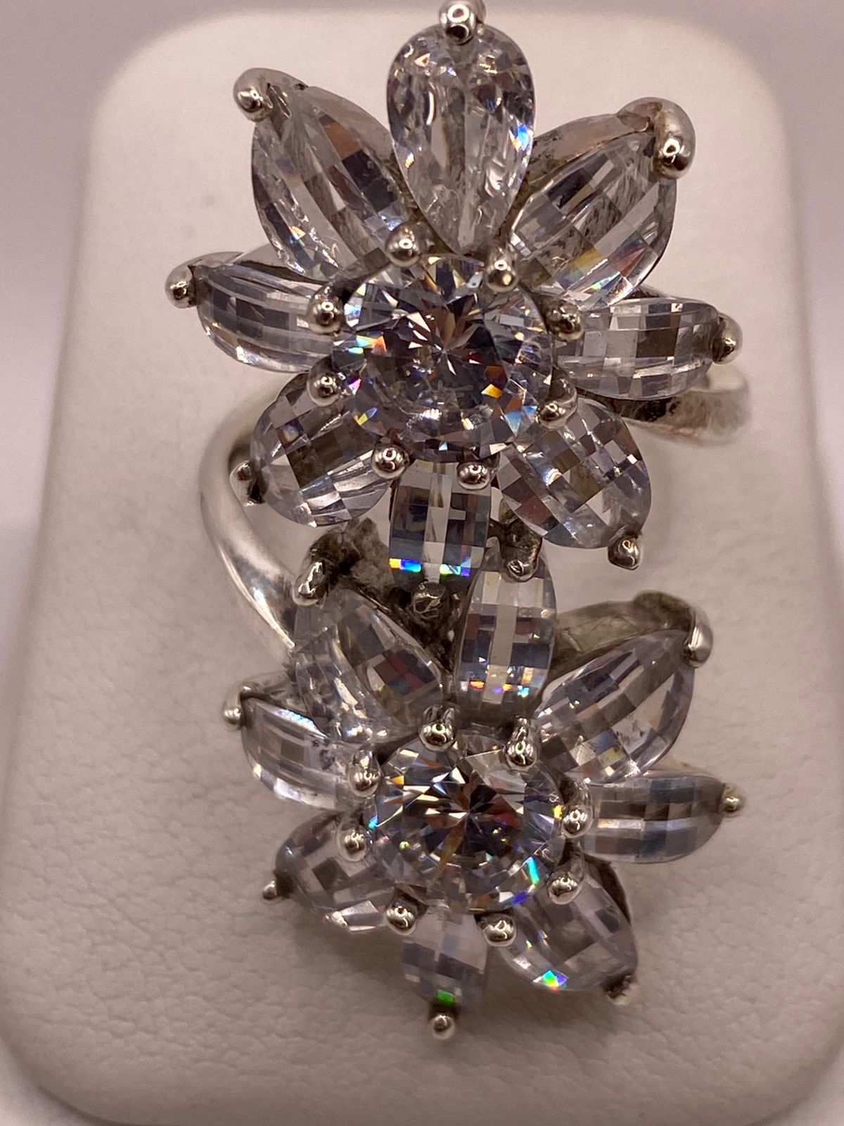 Anillo Floral Elegante con Zirconias Brillantes en Plata Ley 925