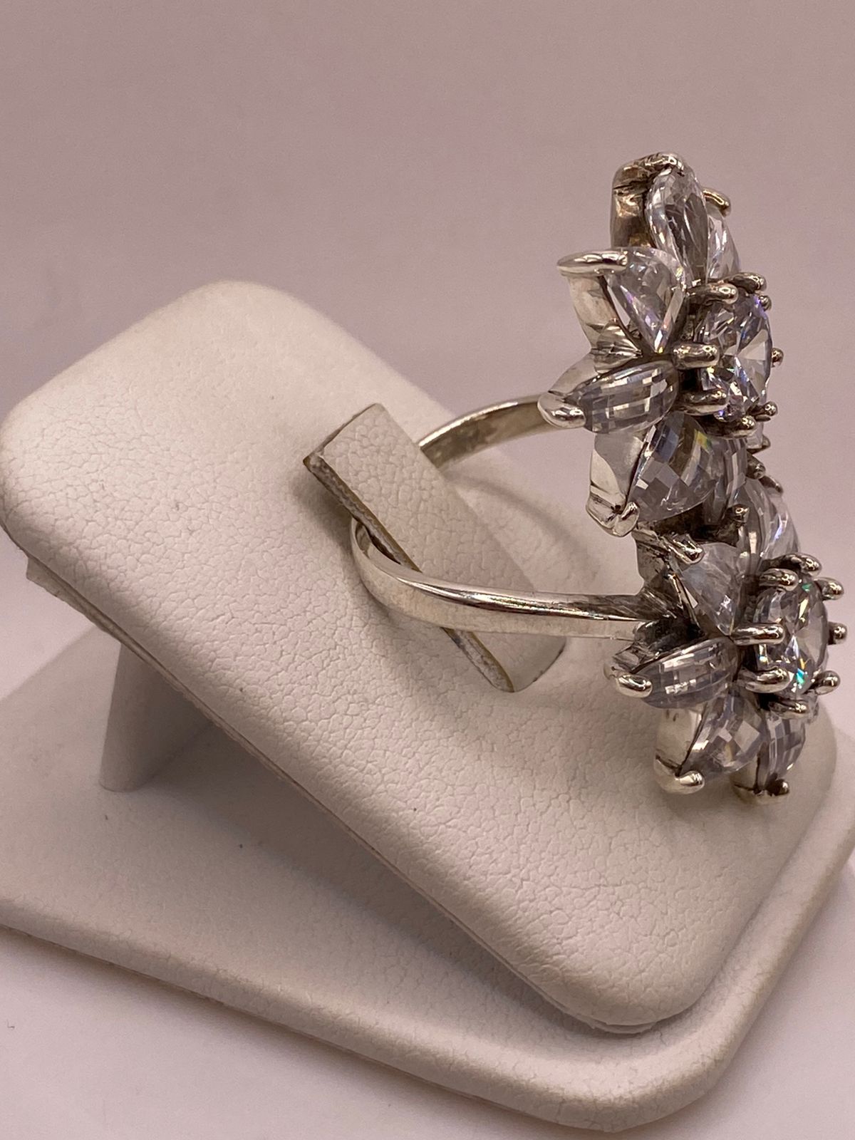 Anillo Floral Elegante con Zirconias Brillantes en Plata Ley 925