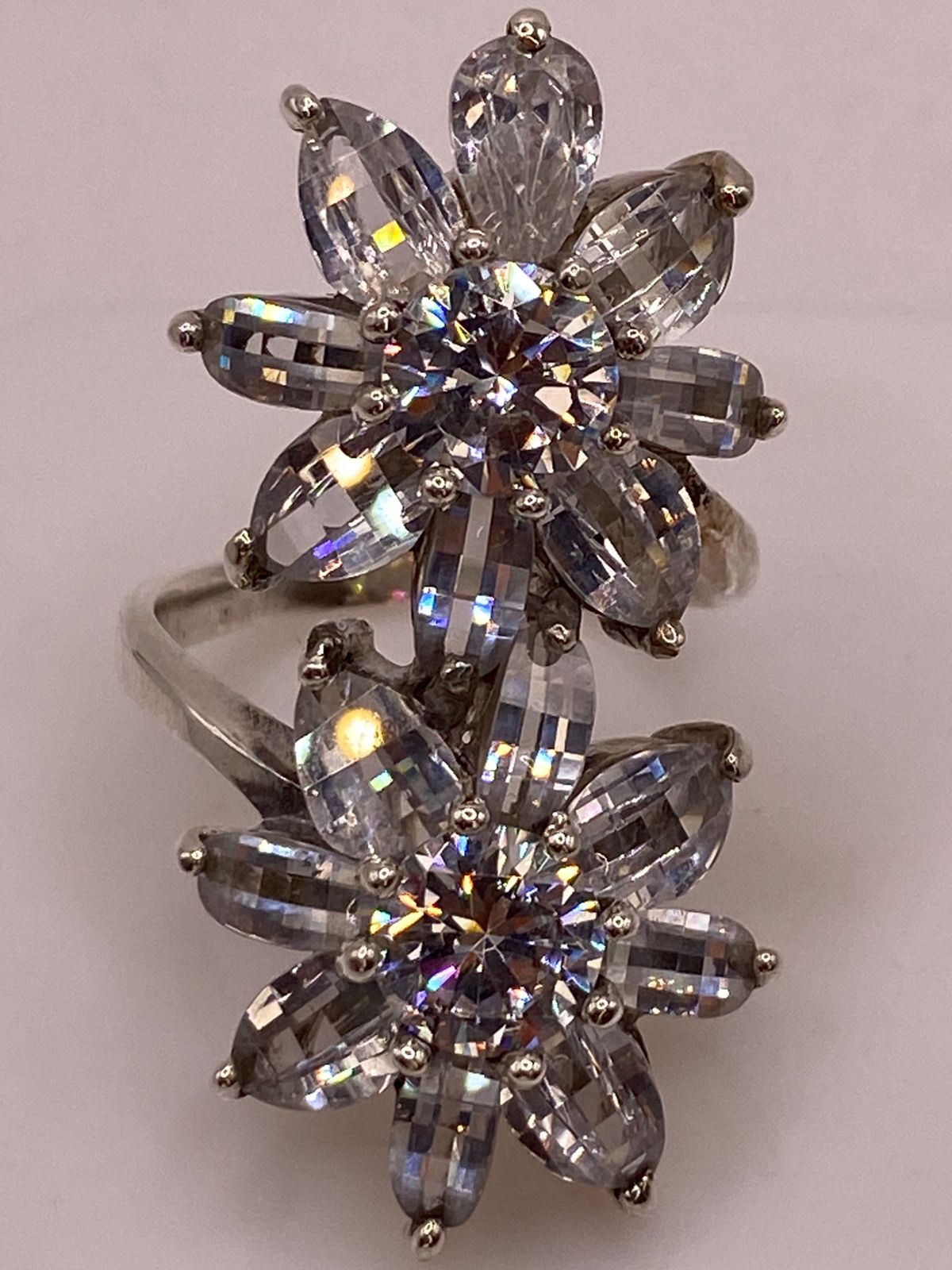 Anillo Floral Elegante con Zirconias Brillantes en Plata Ley 925