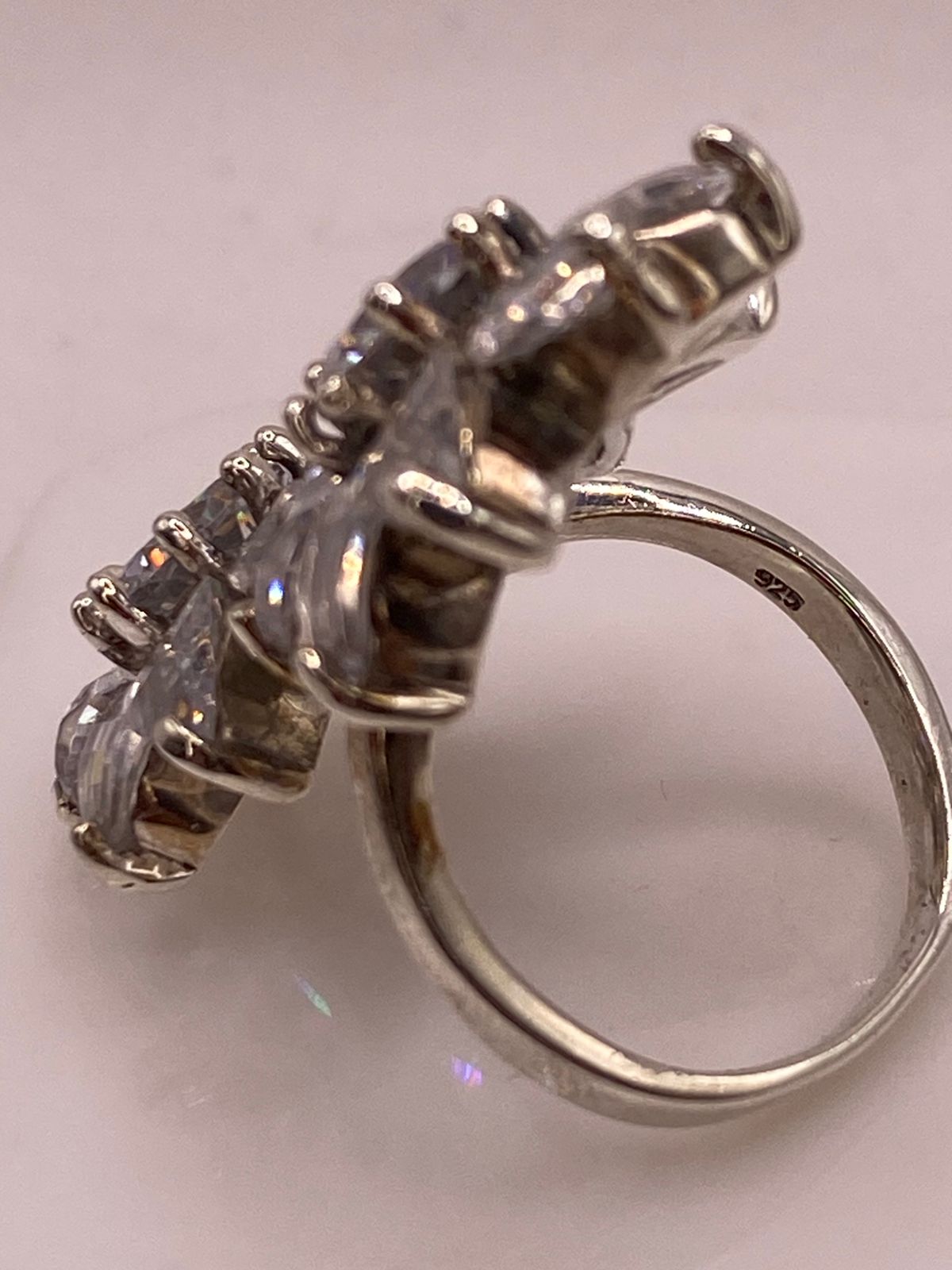 Anillo Floral Elegante con Zirconias Brillantes en Plata Ley 925