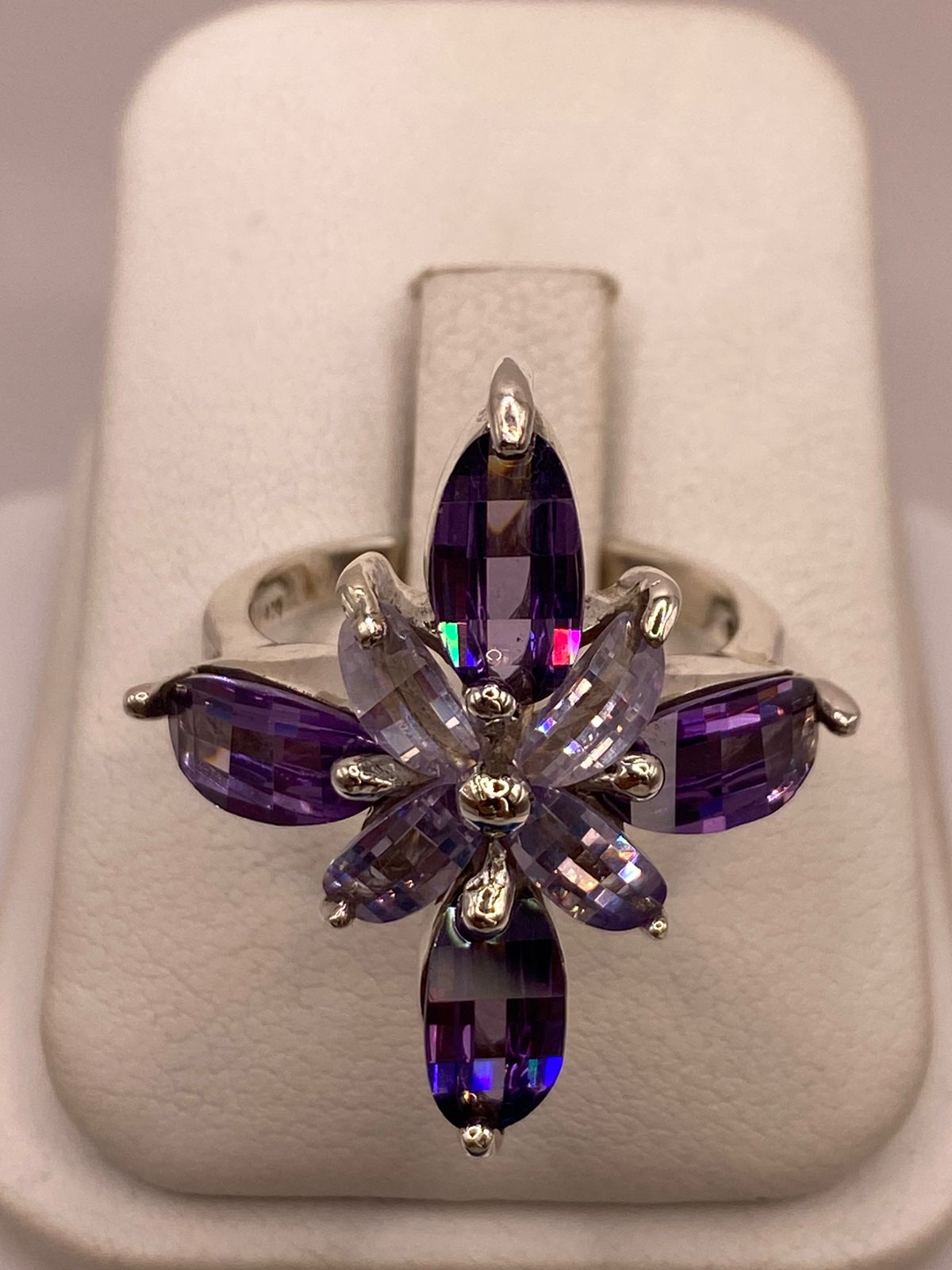 Anillo Floral Elegante con Zirconias Moradas en Plata Ley 925