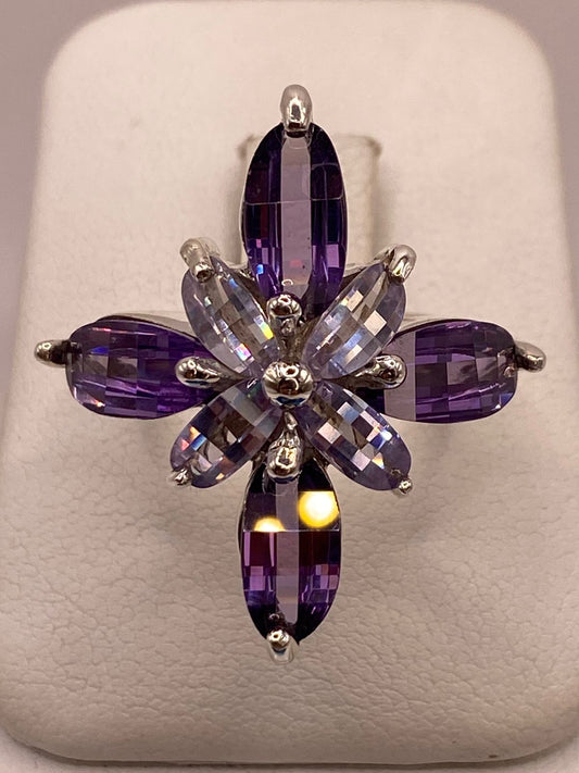 Anillo Floral Elegante con Zirconias Moradas en Plata Ley 925