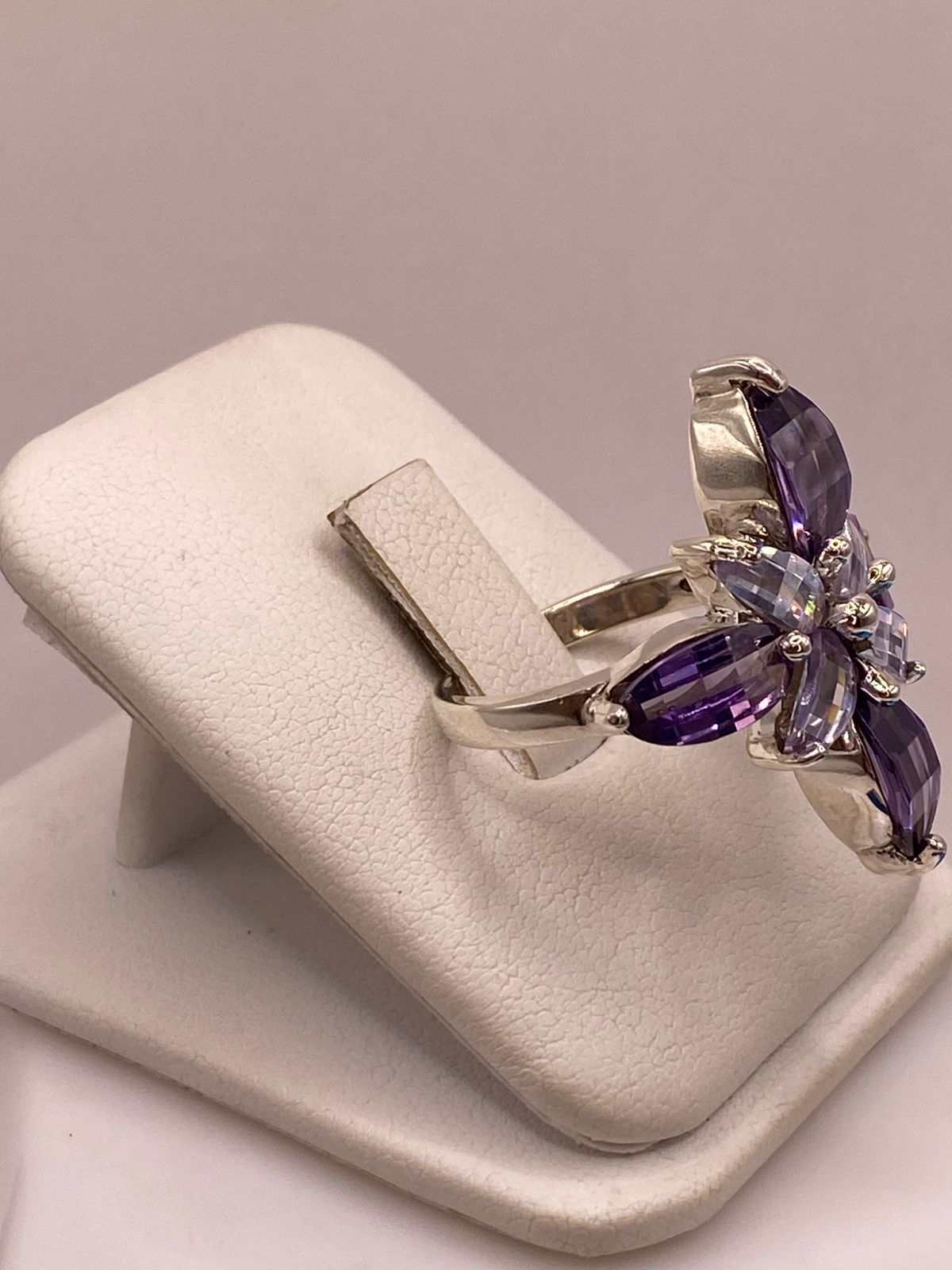 Anillo Floral Elegante con Zirconias Moradas en Plata Ley 925