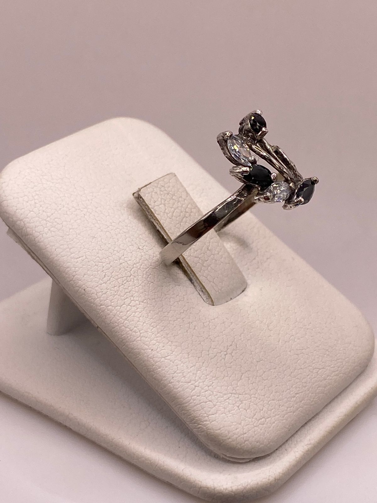 Anillo Floral Elegante con Zirconias en Plata Ley 925
