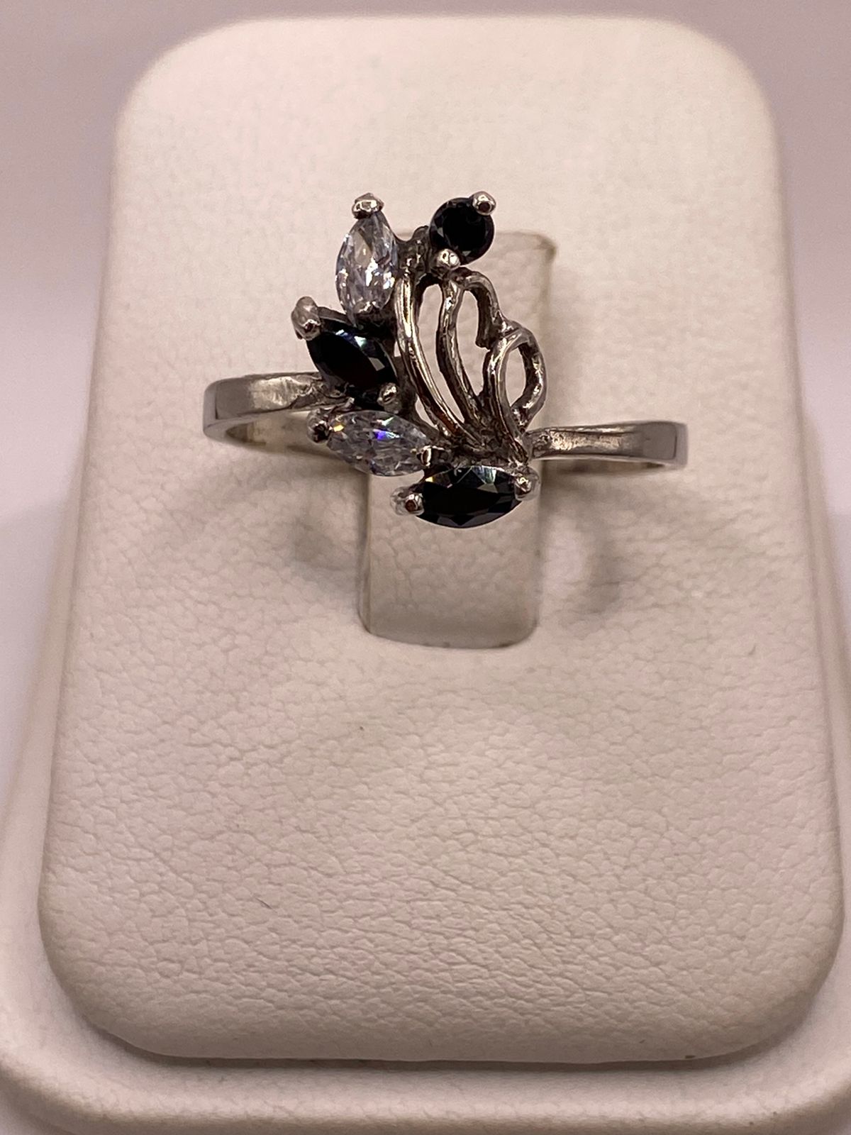 Anillo Floral Elegante con Zirconias en Plata Ley 925
