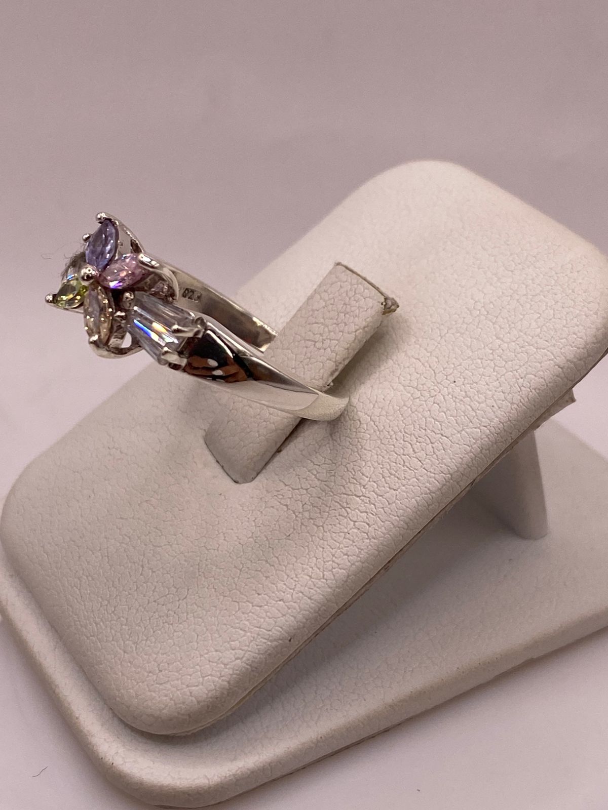 Anillo Floral Multicolor con Zirconias en Plata Ley 925