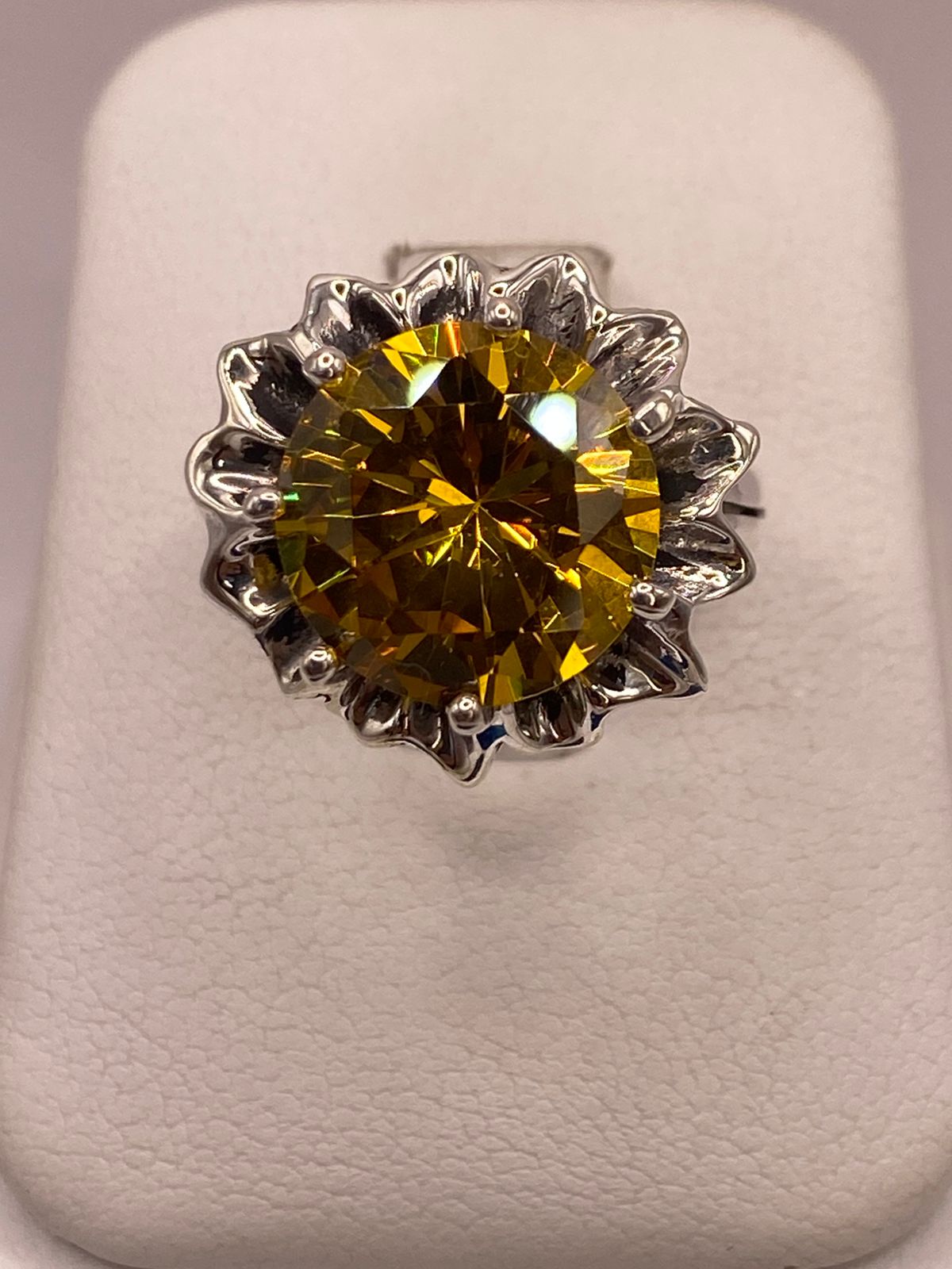 Anillo Floral de Plata Ley 925 con Zirconia