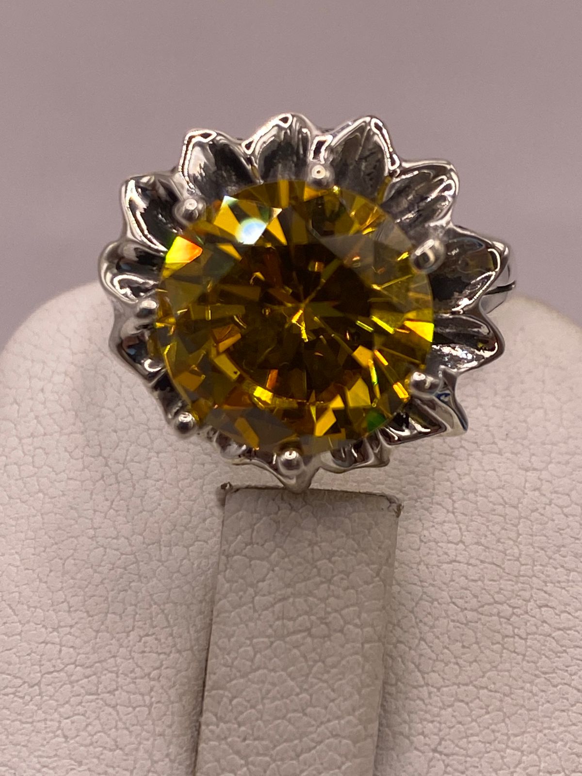 Anillo Floral de Plata Ley 925 con Zirconia