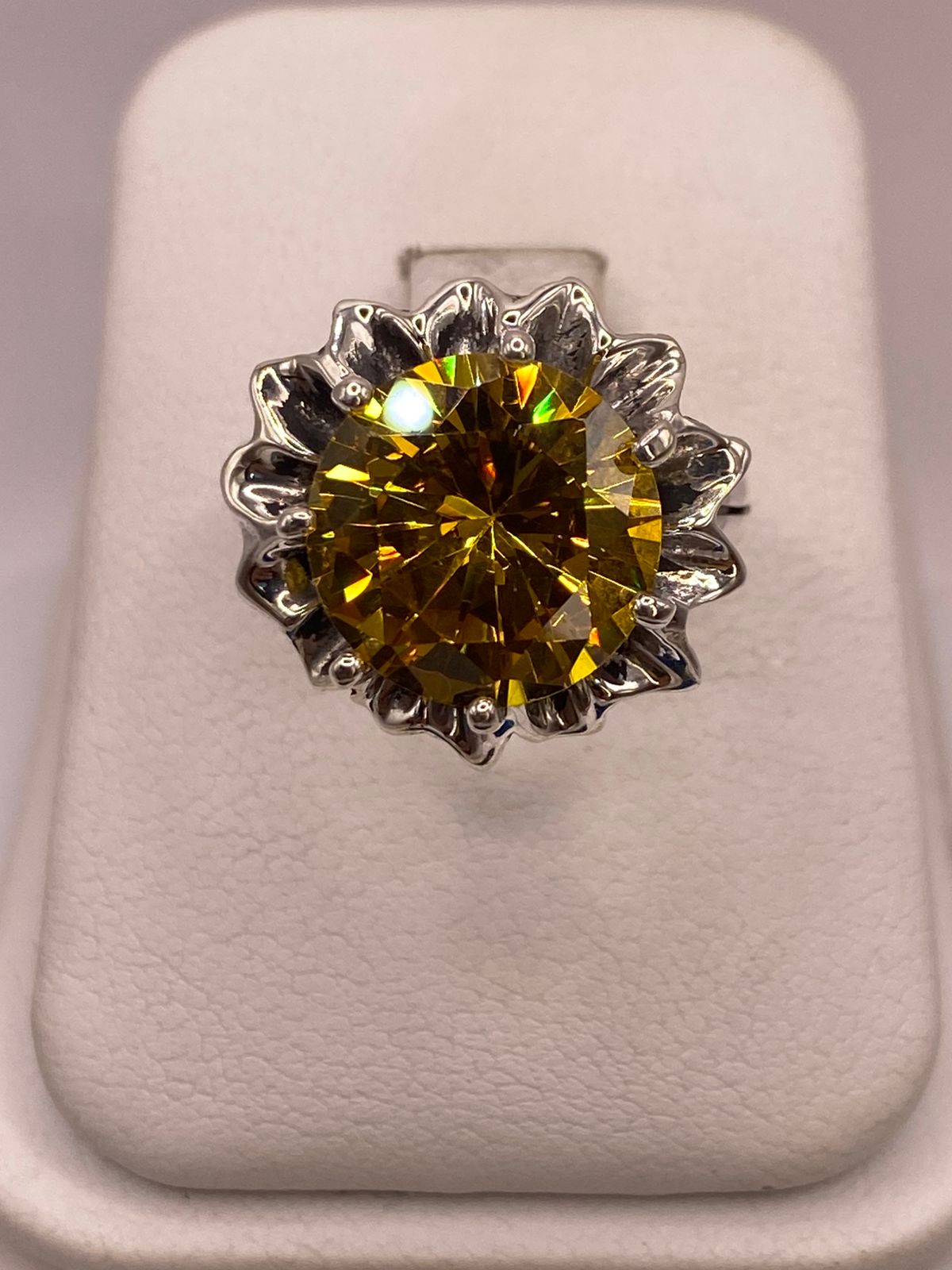 Anillo Floral de Plata Ley 925 con Zirconia