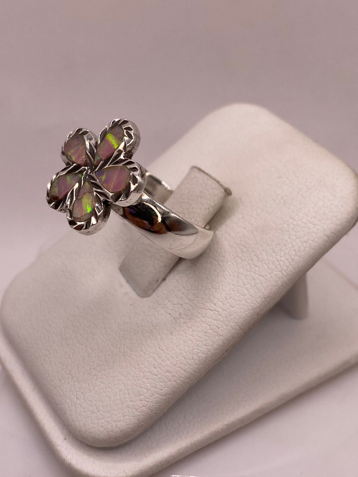 Anillo Floral de Plata Ley 950 con Ópalo de Fuego Rosa Pastel