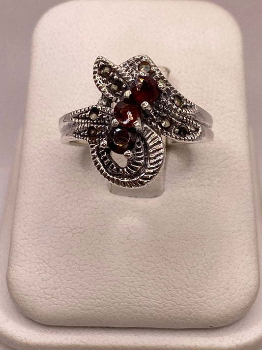 🌺 Anillo Floral Vintage con Marquesitas y Zirconias Rojas en Plata Ley 925 — detalle de acabado