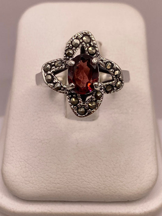 Anillo Floral Vintage con Zirconia y Marquesitas en Plata Ley 925 — detalle de acabado
